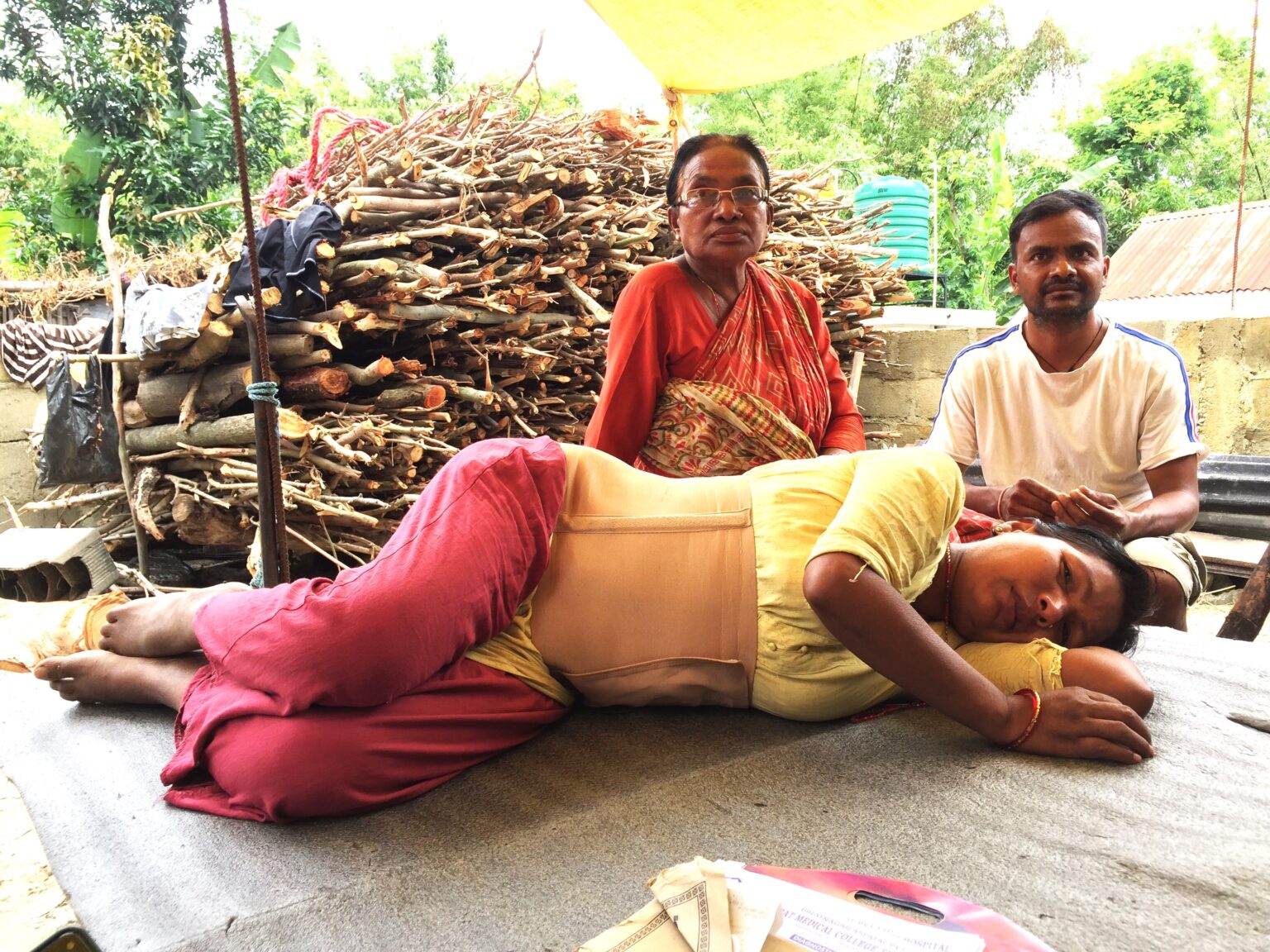 पीडित सुशीला राजवंशीसहित उनका आमा नयन र श्रीमान बिनोद । तस्विरः डायमण्ड कार्की÷झिलझिले